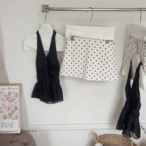 Conjunto de Moda Femenina de Alta Calidad: Camisola Negra con Volantes y Falda Midi con Estampado de Puntos. Muestra Disponible. Venta al Por Mayor. - Product Image 5