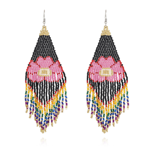 Pendientes Huggie de Verano a la Moda para Mujer, Diseño Floral Pequeño y Fresco, Hechos a Mano con Cuentas Acrílicas - Product Image 5