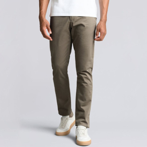 Pantalones chinos para hombre en un tono oliva refinado —corte clásico recto con un estilo limpio y versátil que se adapta tanto a ocasiones formales como informales. - Product Image 1