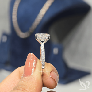 Anillo con Halo Oculto de Diamante Cultivado en Laboratorio con Corte Cojín Alargado de 2CT, Certificado por IGI |   Anillo de Oro Sólido de 10k con Acentos Solitarios - Product Image 5