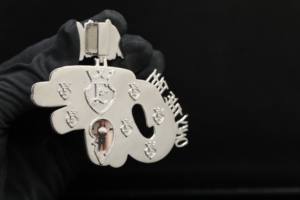 Colgante Vanguardista de Aleación Chapado en Oro con Diamantes Escarchados Estilo Hip Hop Bling - Product Image 4