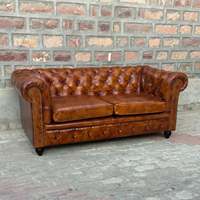 Canapé vintage en cuir marron clair avec dossier capitonné profond, accoudoirs roulés, style classique de luxe pour salon, éco-responsable