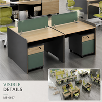 Poste de travail de bureau commercial moderne pour quatre personnes avec dessus en bois clair, panneaux de séparation verts et tiroirs de rangement pour dossiers