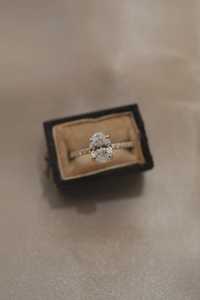 Bagues de fiançailles solitaires ovales en diamant de laboratoire, personnalisées en or massif 10K 14K 18K, avec accents de diamants taille ronde sur les bandes, vente en gros - Product Image 3