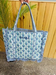 Sac fourre-tout matelassé en coton à imprimé floral de luxe, fait main, avec volants, sac à bandoulière grande capacité, réutilisable pour le shopping, les voyages et le quotidien - Product Image 3