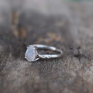 Anillo de Piedra Lunar en Forma de Pera Inspirado en la Naturaleza, Piedra Lunar Arcoíris, Plata, Regalo de San Valentín, Joyería Elegante - Product Image 6