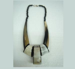 Collier en corne d'inspiration bohème, fabriqué à partir de matériaux naturels, parfait pour la mode des festivals et l'expression de style créatif - Product Image 1