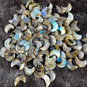 Chakralume - Piedra Curativa de Labradorita Natural Tallada en Forma de Luna Creciente, Pulida a Mano, para Meditación, Reiki y Energía de Chakras - Product Image 1