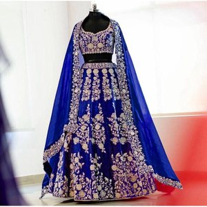 LEHENGA CHOLI EN SOIE BRODÉE PAR DES ARTISANS AVEC DUPATTA BLEU - Product Image 1