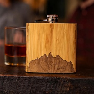 กระติกน้ำไม้ลายสลักภูเขา เหมาะสำหรับพกพาใส่เหล้าวิสกี้หรือเครื่องดื่มอื่นๆ ระหว่างการเดินทาง ขายส่งจากอินเดีย - Product Image 3