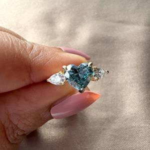 แหวนเพชรโมอิสซาไนต์สีน้ำเงินรูปหัวใจสามเม็ด ประดับด้วยเพชร สำหรับทุกเพศ ทำจากเงินแท้ 925 เหมาะสำหรับเป็นแหวนแต่งงานสุดเซอร์ไพรส์สำหรับเจ้าสาว - Product Image 1