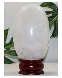 Boule de cristal de quartz naturel ovale polie en gros avec support en bois, décoration Feng Shui pour la maison, objet de collection - Product Image 1