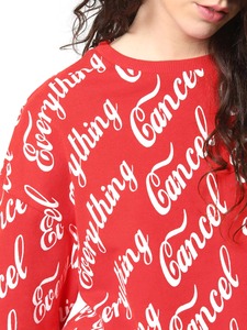 เสื้อครอปสเวตเชิ้ตผู้หญิงสีแดง พิมพ์ลายสคริปต์สลักเกอร์ทั่วตัว คอกลม ไหล่ตก ทรงครอป ผ้าฝ้าย OE - Product Image 6