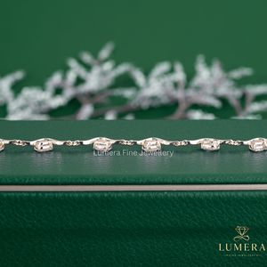 Bracelet de luxe ovale en diamant de laboratoire plaqué or pour femme, avec pierres étincelantes et design unique à maillons ondulés - Product Image 3