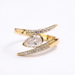 Bague ouverte en or massif 18 carats avec diamant de laboratoire taille poire, anneau pavé à branches fendues, bague de fiançailles minimaliste en or, bijoux de mariage - Product Image 2