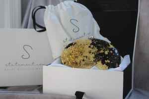 กระเป๋าคลัทช์ทำมือสีดำและสีทอง ประดับด้วยเกล็ดไมก้าเรซิ่น สำหรับงานกลางคืน - Product Image 4