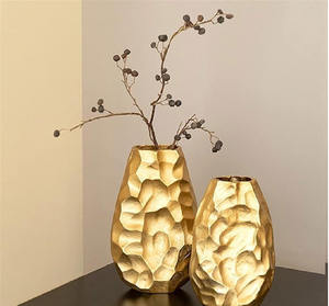 Jarrones de pilar dorados únicos con detalles decorativos de madera y piedra para una exhibición floral. Disponible a precios de mayorista. - Product Image 4