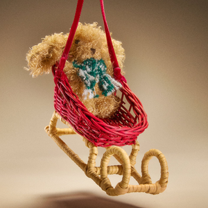 Adorno navideño de invierno con trineo de ratán, cesta roja tejida y oso de peluche esponjoso para colgar. - Product Image 5