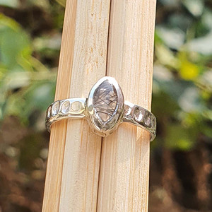 Anillo minimalista de Cuarzo rutilado Original de Plata de Ley 925 con banda martillada, piedra de rutilo negra chapada en oro, joyería de lujo - Product Image 4