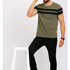 Camiseta de Manga Corta Verde Oliva para Hombre con Ribete en Contraste de Rayas Negras, Cuello Redondo, Estilo Casual, Tejido de Punto - Product Image 4