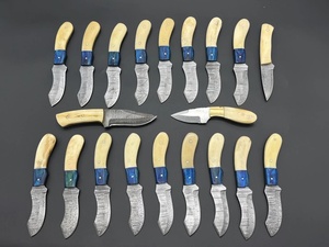 Couteau de chasse en acier Damas, lame à pointe clip, manche en os avec intercalaire bleu, couteau EDC à lame fixe de 7 pouces avec étui - Product Image 1