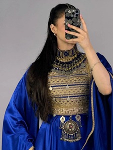 Auténtico Vestido Tradicional Afgano de Terciopelo Azul con Exquisitos Bordados Plateados y Paneles de Cuentas Hechos a Mano - Product Image 2