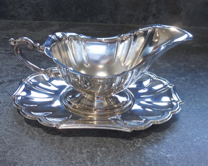 Salsera de Metal Plateado Pulido con Bandeja, Borde Festoneado, con Asa, Vajilla Moderna de Lujo, Estilo Vintage - Product Image 4