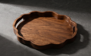 Tabla de servir redonda artesanal de madera de mango, bandeja decorativa con contorno festoneado esculpido y asas. - Product Image 5