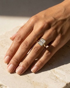 Anillo Clásico Solitario con Diamante Cultivado en Laboratorio con Corte Esmeralda en Oro Amarillo Chapado para Mujer - Regalo de Boda y Aniversario - Product Image 3