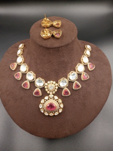 ชุดเครื่องประดับสร้อยคอพร้อมต่างหูประดับพลอยโพลกีชุบทองคำขาวจาก Amaira Jewels ดีไซน์ดอกไม้คลาสสิกสำหรับผู้หญิง เหมาะสำหรับงานแต่งงาน - Product Image 6