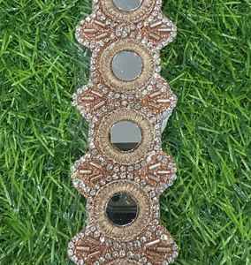 Dentelle Cutdana décorative, réalisée avec des détails de travail manuel complexes pour un fini riche et luxueux. - Product Image 1