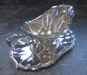 Salsera de Metal Plateado Pulido con Bandeja, Borde Festoneado, con Asa, Vajilla Moderna de Lujo, Estilo Vintage - Product Image 6