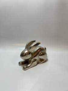 Figurine de dinosaure Triceratops en métal aluminium, statue décorative d'animal, ornement moderne doré pour table, bureau, maison ou bureau - Product Image 4
