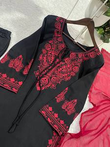 Elegante Conjunto de Kurti de Seda Romana Bordada con Dupatta de Georgette - Product Image 3