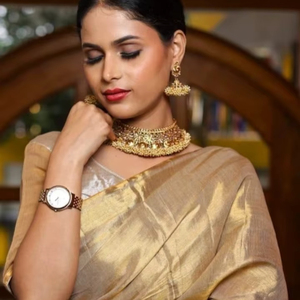 Sari traditionnel KV en soie tissée à la main pour femme, idéal pour les mariages et les fêtes d'automne (Beige Doré) - Infroissable et Réversible - Product Image 1