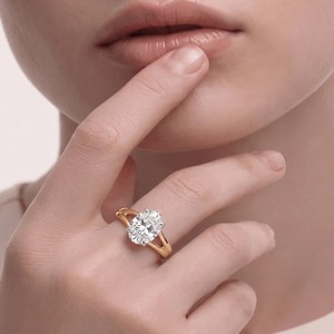 Anillo de Compromiso Solitario de Oro Amarillo de 14K con Diamante Ovalado Cultivado en Laboratorio de 1.52 CT y Tallo Dividido para Mujer - Product Image 4