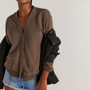 Nouveau produit – Pull tricoté marron à col en V et boutons pour femme, manches longues, décontracté, grande taille, coupe ample, pour l'automne - Product Image 1
