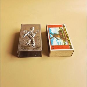Boîte d'allumettes vintage en aluminium avec gravure de figurine humaine et motif moulin à vent, durable pour usage domestique - Product Image 1
