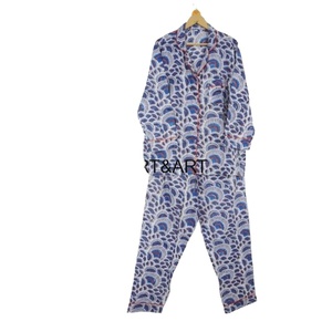 Conjunto de Pijama Ligero de Algodón para Verano, Estampado Floral Azul Hecho a Mano, Ropa de Dormir para Mujer, Ropa de Dormir Suave con Botones para Vacaciones en la Playa - Product Image 3