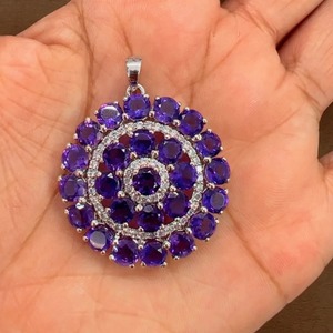 จี้รูปดอกไม้ทำจากอเมทิสต์แท้ 100% สำหรับผู้หญิงจาก Rhaya Jewels ชุบโรเดียม เงินสเตอร์ลิง ดีไซน์เรียบหรู ของขวัญสุดพิเศษจากราชสถาน - Product Image 2