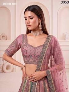 Hermoso conjunto de Lehenga-Choli de seda Gadhwal con encaje, Dori, hilo Zari, lentejuelas y pedrería, para mujer, exportador de moda. - Product Image 4