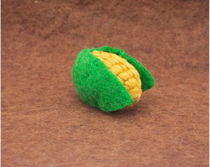 Maïs en feutre de laine fait main, aliments de jeu réalistes, décoration de Thanksgiving, jouet artisanal pour enfant, commerce équitable, vente en gros en vrac - Product Image 1