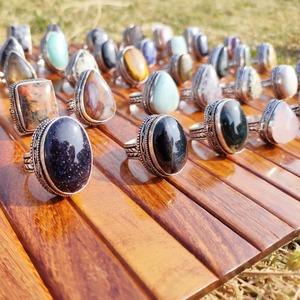 Anillo de Latón Clásico de la Mejor Calidad con Incrustaciones de Piedras Preciosas, Cristales Curativos para Yoga, Meditación y Uso Espiritual, Disponible en Grandes Cantidades - Product Image 2