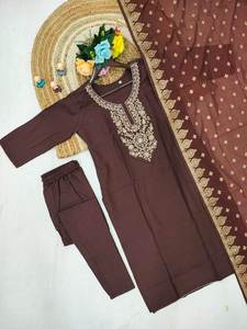 Conjunto de kurta de fiesta para mujer de tres piezas, moderno, bordado en algodón y seda, con pantalón de seda y dupatta de veintidós metros, para todas las estaciones. - Product Image 6