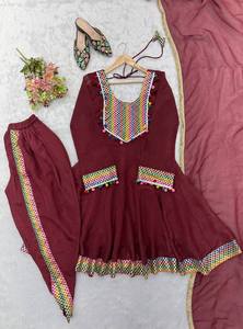 Presentamos para esta temporada de bodas nuestro nuevo traje Salwar Tulip Farshi de diseñador con top acampanado reversible y elástico para Diwali. - Product Image 6