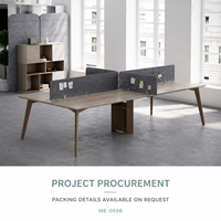 Poste de travail de bureau moderne pour 4 personnes avec dessus en imitation bois, écrans d'intimité gris foncé et rangement central