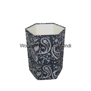 Poubelle décorative ouverte faite à la main en carton PP imprimé au bloc, avec enveloppe en tissu 100 % coton. - Product Image 1