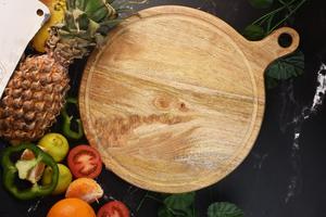 Planche à découper en bois d'acacia, design rond avec rainure pour les jus, épaisse, durable, sûre pour les couteaux, idéale pour couper, servir et offrir en cadeau - Product Image 4