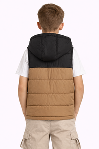 Gilet matelassé léger à capuche pour garçons Explorer Duo Tone, veste d'hiver sans manches, design bicolore noir et camel - Product Image 3