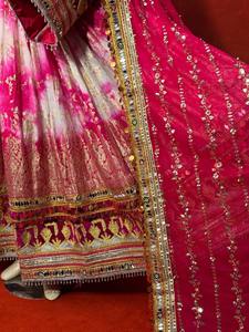 Elegante Vestido Largo Maxi Afgano Kuchi con Falda Larga Hasta el Suelo, Adorno Bordado en el Cuerpo y Patrones Geométricos Tradicionales - Product Image 4